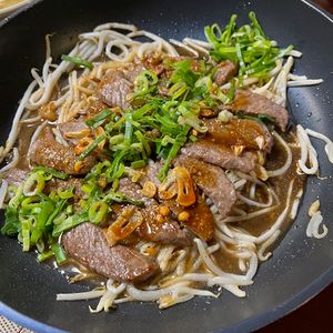 Hikeyの作ってみた!投稿(フライドガーリックで食べる鉄板ジュージューカルビ焼肉)