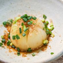 旬の野菜でシンプルな贅沢★『新玉ねぎの丸ごとレンジ蒸し』