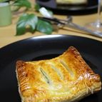 ネギをおもてなしの一品に♪白ネギときのこのパイ包み焼き