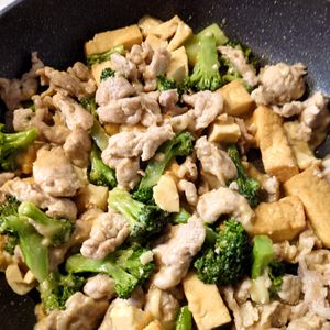 ヒラメの作ってみた!投稿(ブロッコリーと絹厚揚げと豚こまの味噌チーズ炒め)
