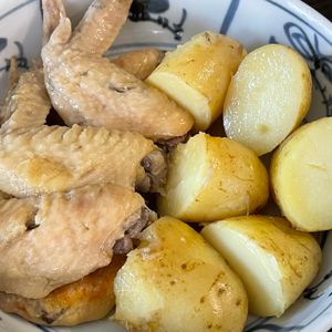 とーるじーじの作ってみた!投稿(＊ホクホクじゃがいもとやわらか手羽先のうま塩煮込み＊)