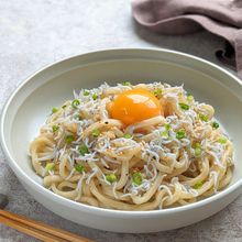 めんつゆいらずで味もしっかり！だしパックdeしらす釜玉うどん