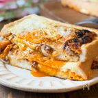 食パンをアレンジ！チーズミートのホットサンド