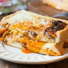 食パンをアレンジ！チーズミートのホットサンド