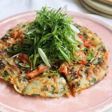 カリッもち！【じゃがいもチヂミ】キムチと香味野菜乗せ