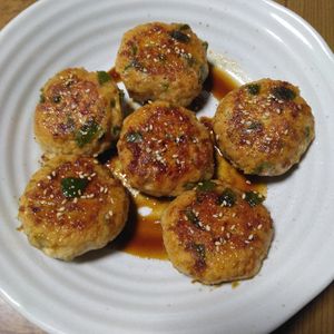 ももの作ってみた!投稿(ピーマンの肉詰めより簡単♪甘辛しょうが鶏バーグ)