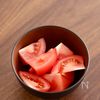 【シンプルながら抜群の味付け】新玉ねぎとトマトの和風サラダの工程2