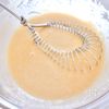 混ぜて焼くだけ♪いちごとクリームチーズの米粉マフィンの工程2