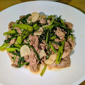 joe sanの作ってみた!投稿(たっぷり春菊と牛こまのにんにくバター炒め)