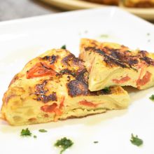 酸味がほどよい♪トマトスパニッシュオムレツ