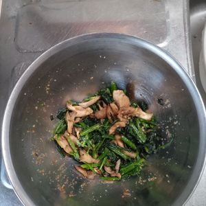 KUMIKOの作ってみた!投稿(『舞茸とほうれん草の胡麻和え』栄養満点♪ダイエット美容にも♡)