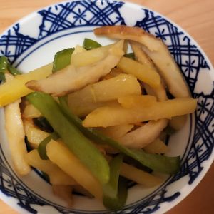 椎茸きの子の作ってみた!投稿(家族大絶賛♡秒で完食♡ポテトとピーマンの竹輪バター醤油炒め♡)