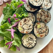 残ったひじき煮で【鶏ひき肉のくるくる海苔巻き】