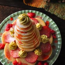 ピスタチオチーズクリーム＆いちごのもちもちひと口パンケーキ