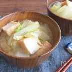 旨味とコク◎ほっこり簡単♪厚揚げと白菜のみそ汁