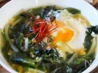 ごま油香る【落とし卵の韓国風わかめスープ】〆スープに