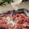 カリカリ豚とれんこんのレモンオイスターの工程1