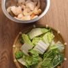 【業スー】冷凍むきえびでパパッと♪えびと白菜のミルクスープの工程1