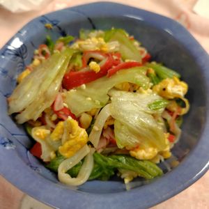 コスモスの作ってみた!投稿(カニカマとレタスと卵のさっぱりヘルシーサラダ😋🥗)