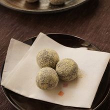 超簡単ヘルシーおやつ！黒糖きな粉ボール