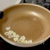 ごはんがすすむ♩豚肉とたっぷり玉ねぎのトンテキ風炒めの工程2