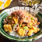 鶏ひき肉と卵とレンコンの甘辛丼
