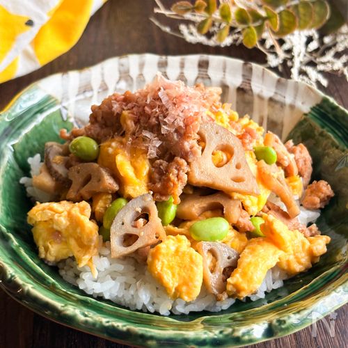 鶏ひき肉と卵とレンコンの甘辛丼