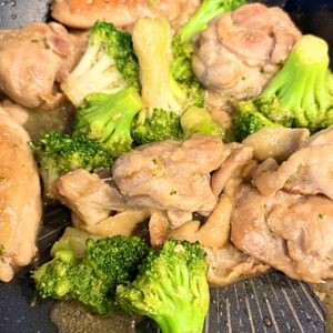 1527635の作ってみた!投稿(【鶏肉とブロッコリーのガリバタチキン】ごはんがモリモリ進む♡)
