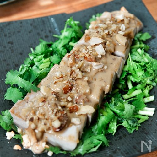 炙りマグロとパクチーのサラダ