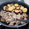 『れんこんとさつまいもと豚肉の甘辛ごま絡め』ご飯に合う♬の工程4