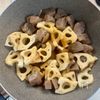 お助け！あと一品に【れんこんとこんにゃくの甘辛炒め】の工程4