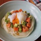 サーモンとアボカドのタルタルうどん
