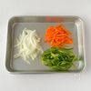 別茹で不要♪全部入れて炒めるだけ◎【ワンパンチャプチェ】の工程1