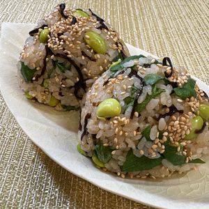 楽ラク手抜キッチン🐶🐾の作ってみた!投稿(混ぜるだけ♡簡単旨『枝豆塩昆布おにぎり』熱中症対策にも♪)