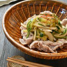 疲れた日にこれ！新玉と中華だれ豚しゃぶ