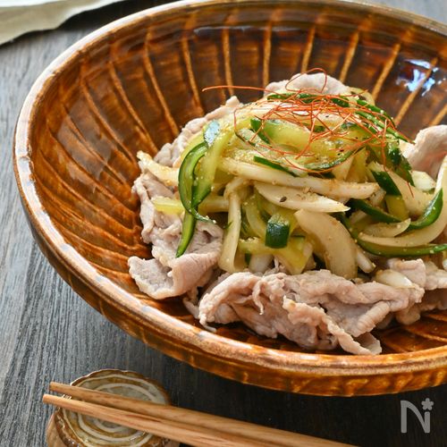 疲れた日にこれ!新玉と中華だれ豚しゃぶ