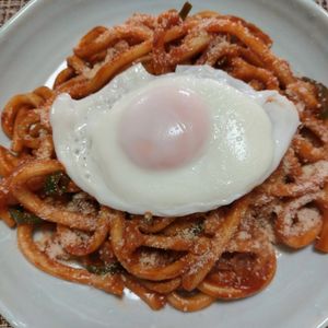 よっこの作ってみた!投稿(どこか懐かしい味♡お肉と野菜の旨味たっぷりうどんナポリタン)