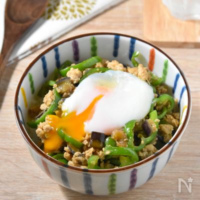 かきこむ美味しさ♪10分で丼メシ【茄子とピーマンの肉みそ丼】