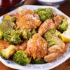 行列の定食屋さんの✨鶏とブロッコリーのガリバタレモン炒め🤩の工程5