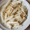 5分で作れる~えのきとカニかまのうま塩和えの工程2