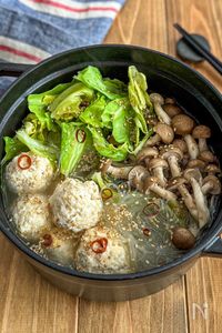 ふわふわ鶏団子とキャベツの《旨塩♡鶏だし鍋》