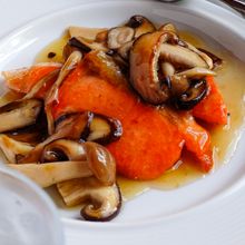 【鮭のきのこあんかけ】香ばしく焼いた鮭にキノコあんをかけて。