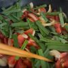 濃厚なのにトマトでさっぱり♡トマにらたまチーズカレーうどんの工程1