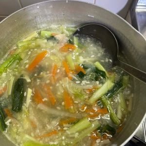 つくし🍄‍🟫の作ってみた!投稿(小松菜と人参とえのき茸のうま塩スープ)