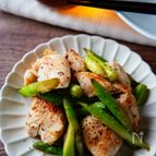 【鶏むね肉とアスパラと塩麹炒め】お肉が柔らくてジューシー😋