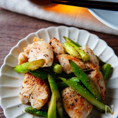【鶏むね肉とアスパラと塩麹炒め】お肉が柔らくてジューシー😋