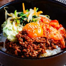 【基本のビビンバ】アボカド添えてマイルドな仕上がりに。