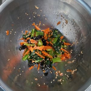 KUMIKOの作ってみた!投稿(レンジで3分【小松菜とにんじんの旨ドレサラダ】やみつきの旨さ)