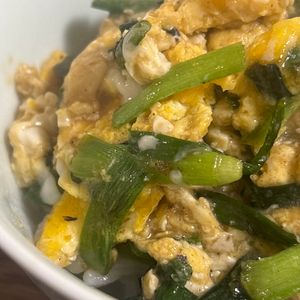 mocoの作ってみた!投稿(10分で完成！包丁不要✨材料2つだけ【ニラたま丼】)