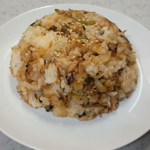 ひろりぃの作ってみた!投稿(【ねぎしらす炒飯】卵不使用でも美味しい！家族で爆食い)